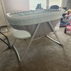  **foldaway rocking portable bassinet**