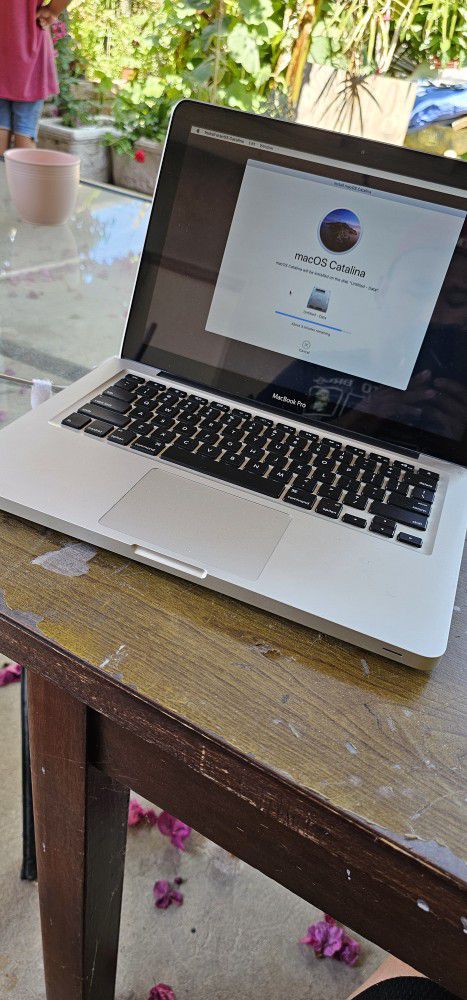 MacBook Pro Intel I5 2.5GHz 8GB RAM 512 SSD Webcam OS Catalina *22