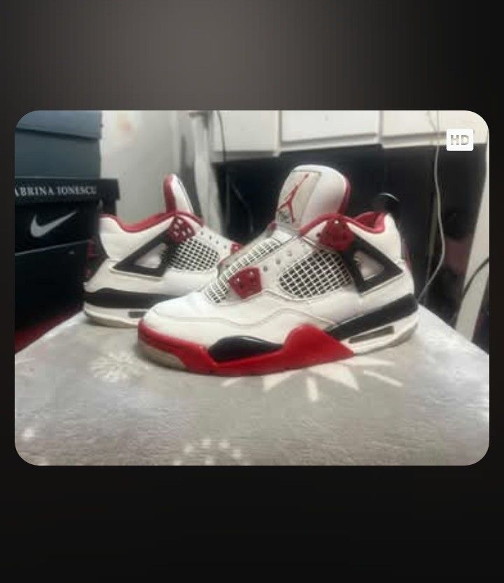 Jordan 4's Retro Fire Red's