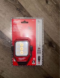 Milwaukee 600 Lumen Pivoting Task Light
