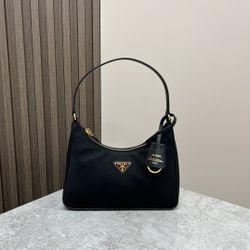 PRADA latest 🔥Hot style🔥Leather shoulder strap gold hardware Hobo