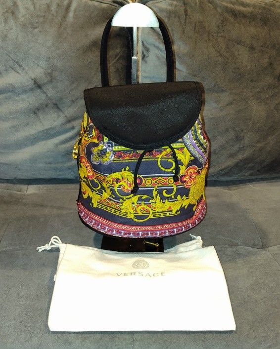 NWOT RARE GIANNI VERSACE BAROQUE MULTICOLOR BAROQUE DRAWSTRING BACKPACK WITH GOLD CHARM & GOLD TONE HARDWARE & CHAIN LINK & LEATHER STRAPS