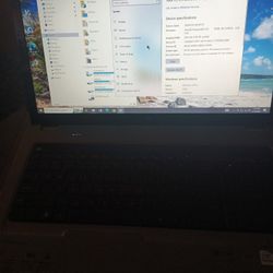 This HP Pavilion G72 laptop features a 17.3" LCD screen with a maximum resolution of 2560 x 1600, new Battery