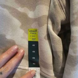 New womans size 4X Tek Gear ultra soft fleece camo sweater🤍🩶

