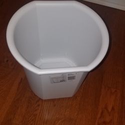 2.25 Gallons Plastic Wastebasket by Sterilite