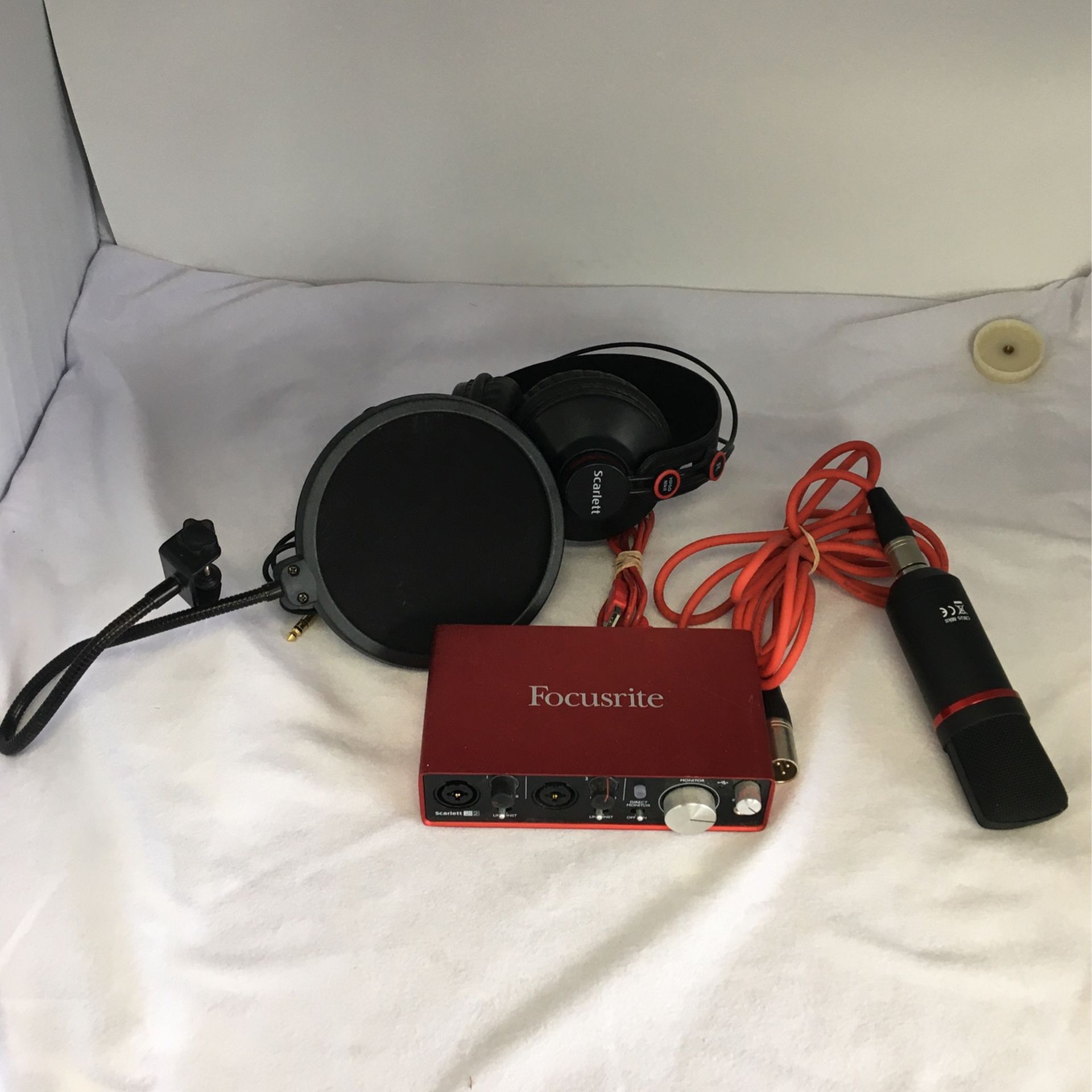 Focusrite Scarler2i2 Audio Kit Gen 2 with Stand