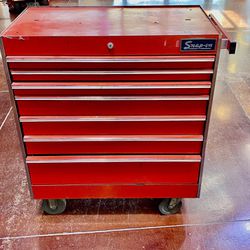 VINTAGE SNAP-ON TOOLS KR-557C RED BOTTOM TOOL BOX  (LOW OFFERS WILL BE IGNORED, I DO NOT ACCEPT OFFERS)!!!