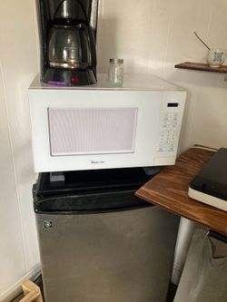 Magic chef microwave Portable sink, top, electric faucet / water pump, new ikea hot plate and a handful of appliances. Selling as a bundle ALL togethe