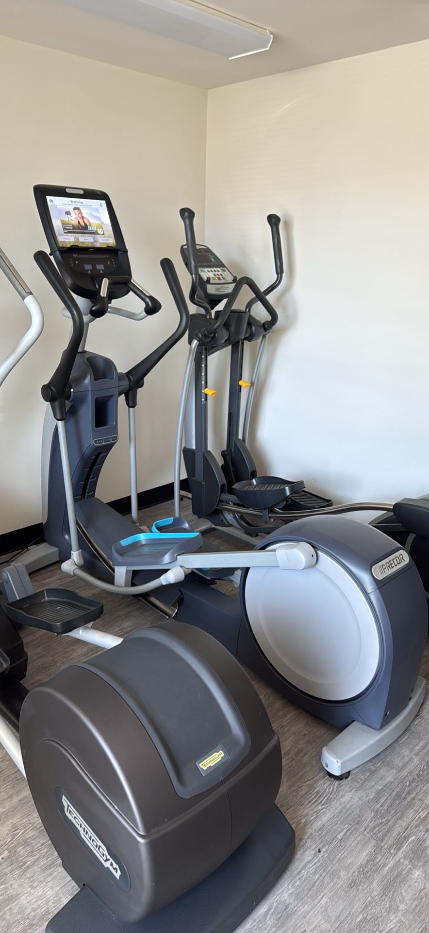 Precor EFX 888 elliptica, commercial gym equipment, elliptical with moving arms and adjustable incli