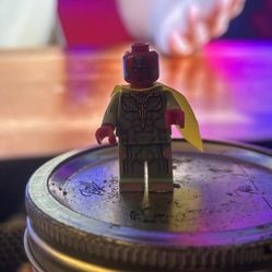 LEGO Vision Minifigure Sand Green Yellow Spot on Forehead 76103 Marvel Superhero
