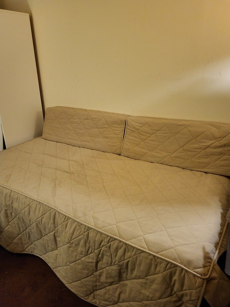 Twin Daybed With Cover And Bolsters