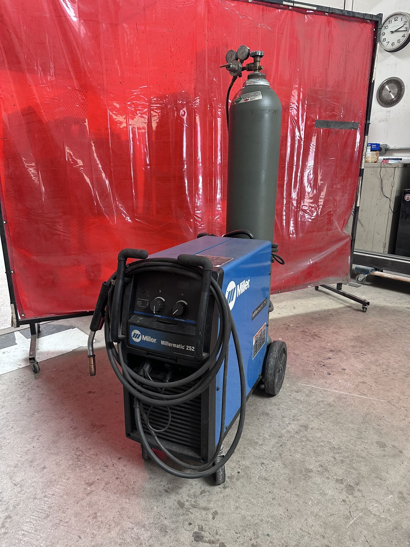 MILLER 252 High Output Welder - Single Phase 208/230V (2018), Complete Setup with Tank & Accessories, Great Condition