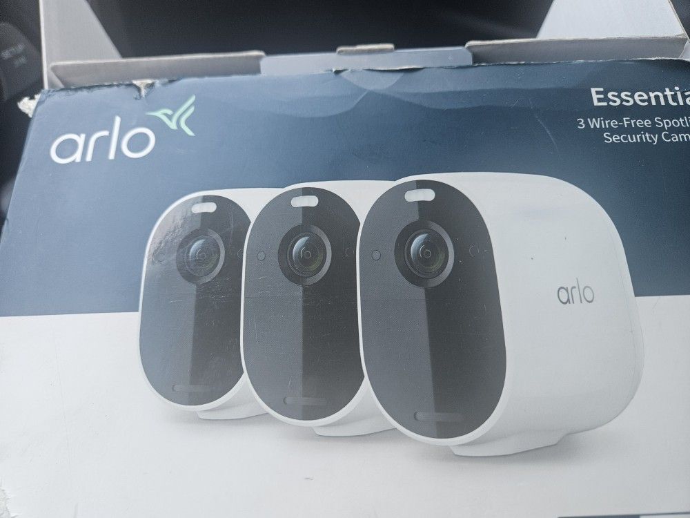 BRAND NEW WIRELESS ARLO SEURITY SYSTEM W 3 CAMERAS *INCLUDES BATTERIES ALSO!