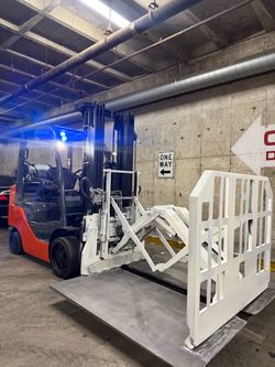 TOYOTA 8FGCU25 forklift for sale, 5500 lb,3 stage, reach carriage EXCELLENT