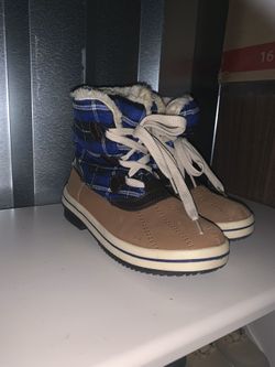 Preowned size 8 size omens boots in excellent condition