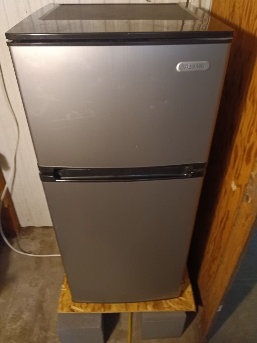 Vissani 7.8 Cft Refrigerator With Separate Freezer..New
