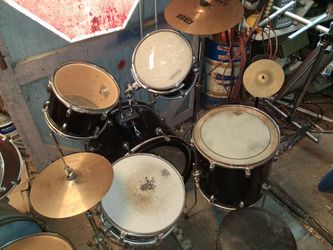 5 piece pacific drum set. With cymbals and hardware