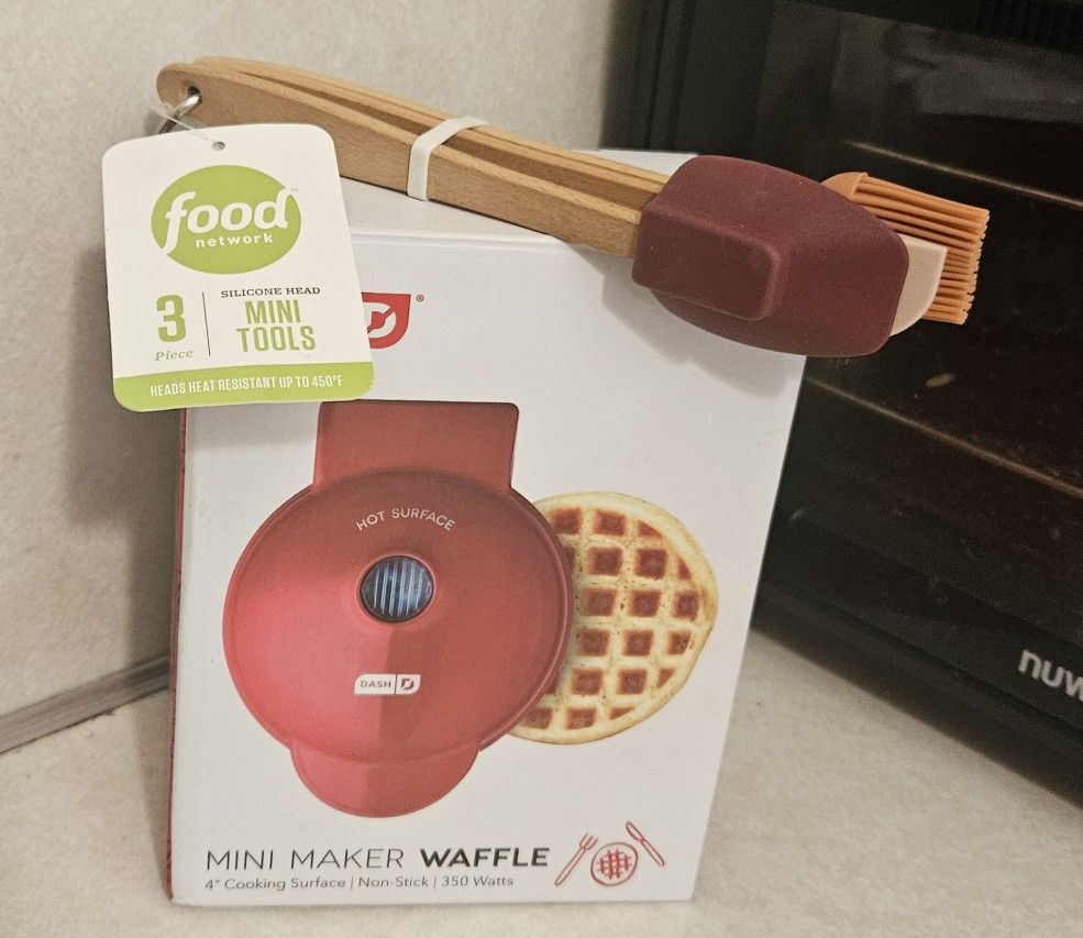 Dash Mini Maker Waffle Iron Plus Food network 3 Piece Mini Kitchen Tool Set