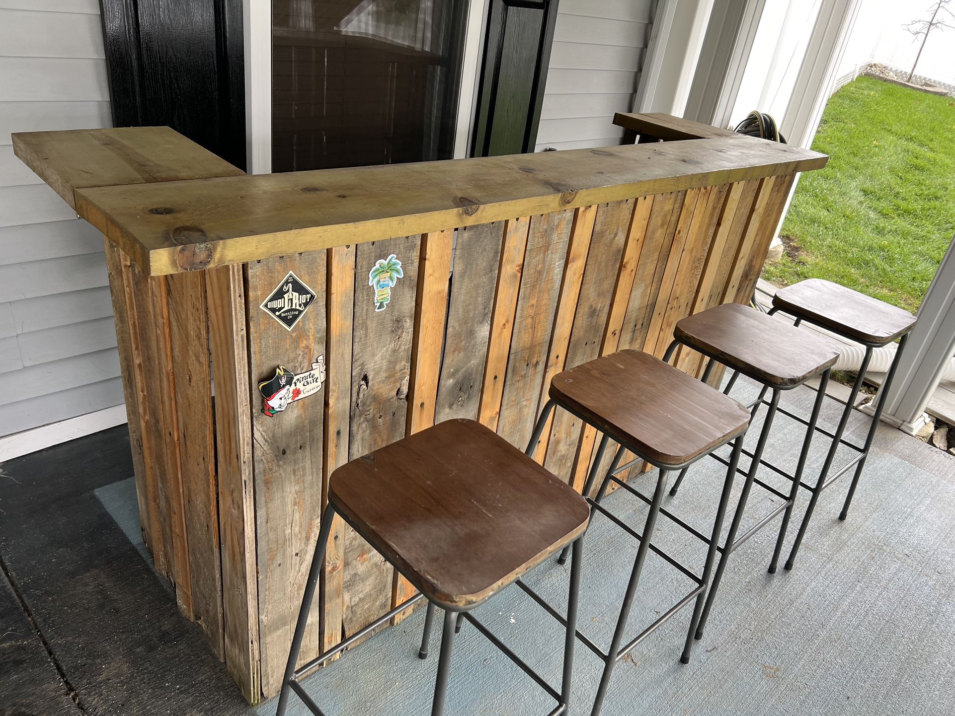 Outdoor Bar With 4 Barstools