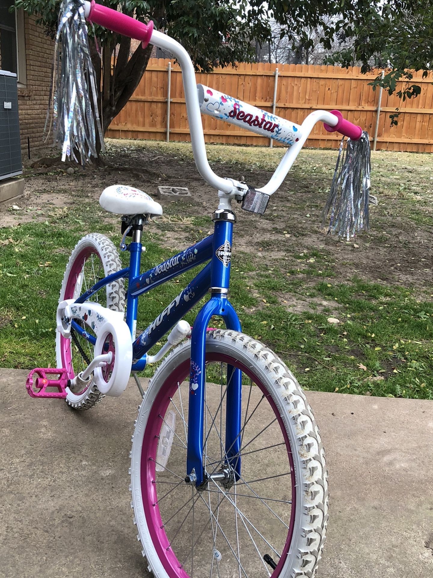 20” Inch Huffy Girls Bike , Used Like New ( Pick Up In West Fort Worth 76116 )