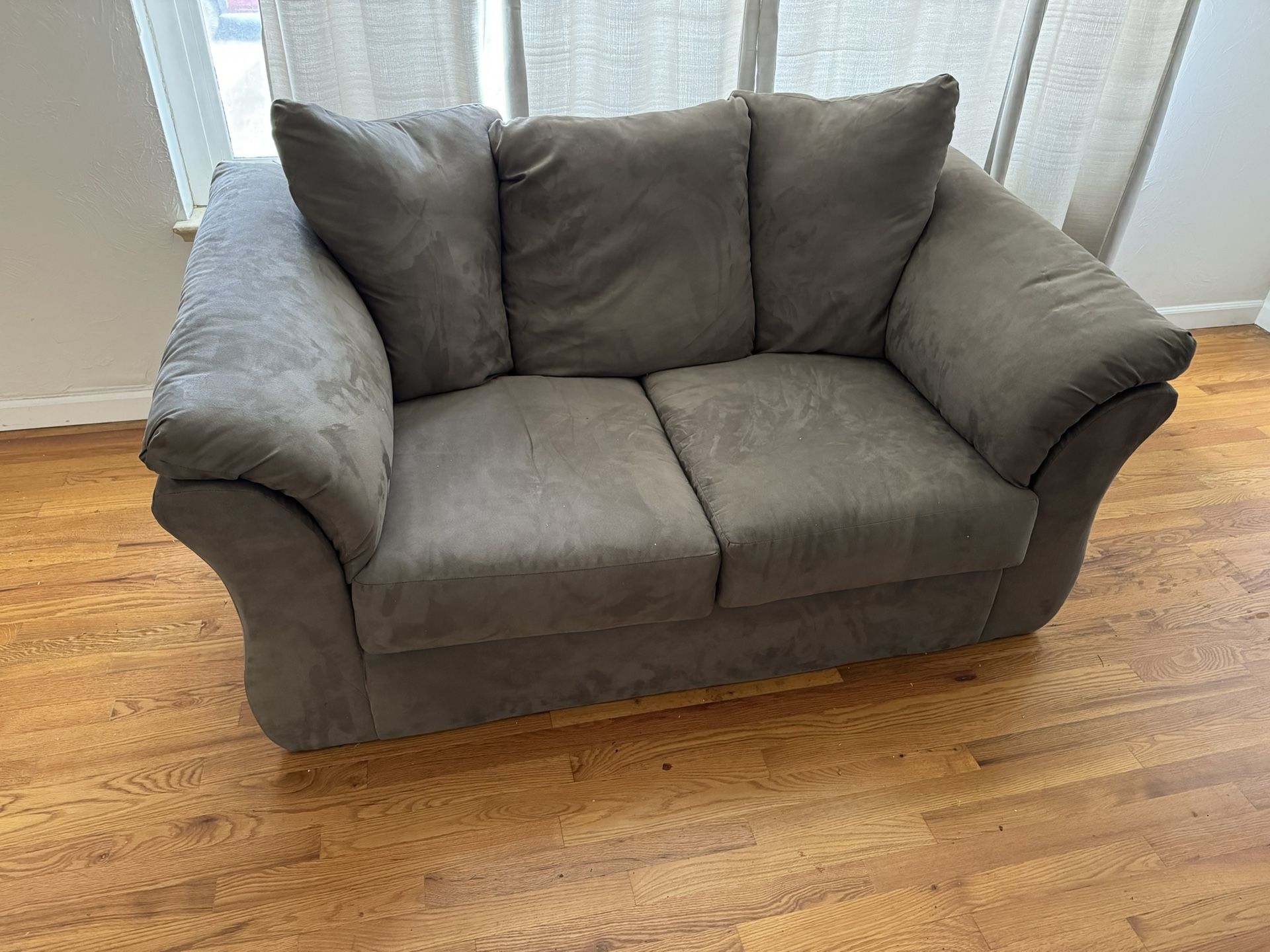 Gray Couch Come And Get It!