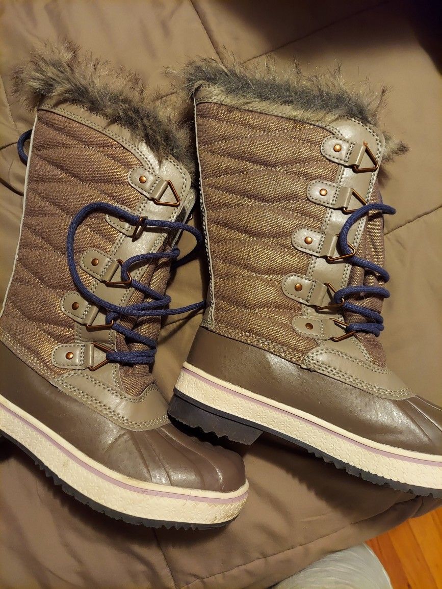 Snow Boots Women Size 7 LIKE NEW