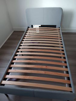 Twin Size Bed !