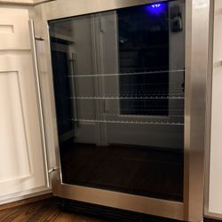 Glass Door Stainless Steel Fridge (Magic Chef Brand, Beverage Cooler)