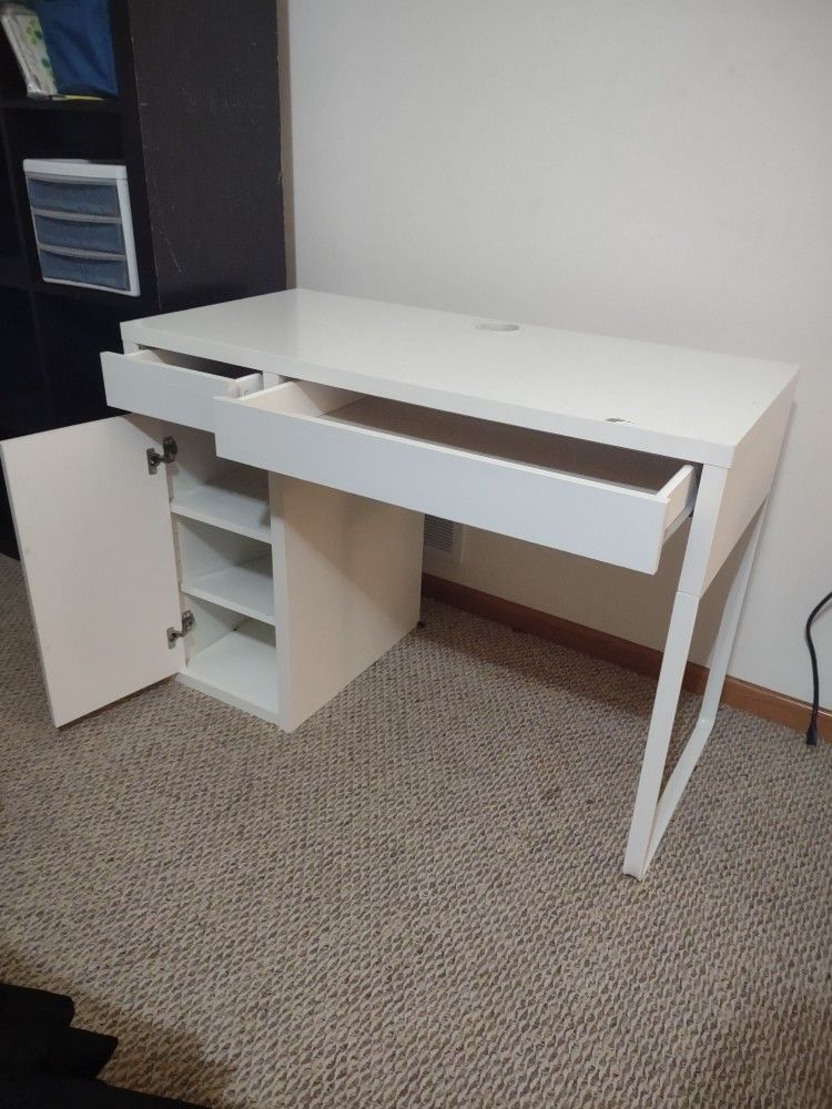 White Desk for Sale in Baraboo, WI OfferUp