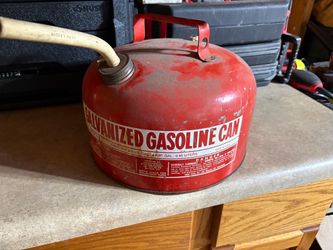 VTG EAGLE 2.5 GALLON METAL VENTED GAS CAN W SPOUT GASOLINE OLD STYLE PREBAN