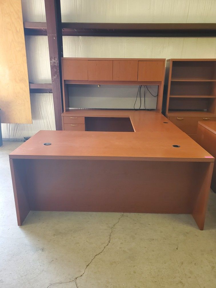 Executive U-shape Office Desk With Hutch $699 (Good Condition)