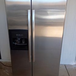 WHIRLPOOL, SIDE BY SIDE  STAINLESS STEEL REFRIGERATOR.  Wide 35"5/8    Tall68"3/4    31"Deep