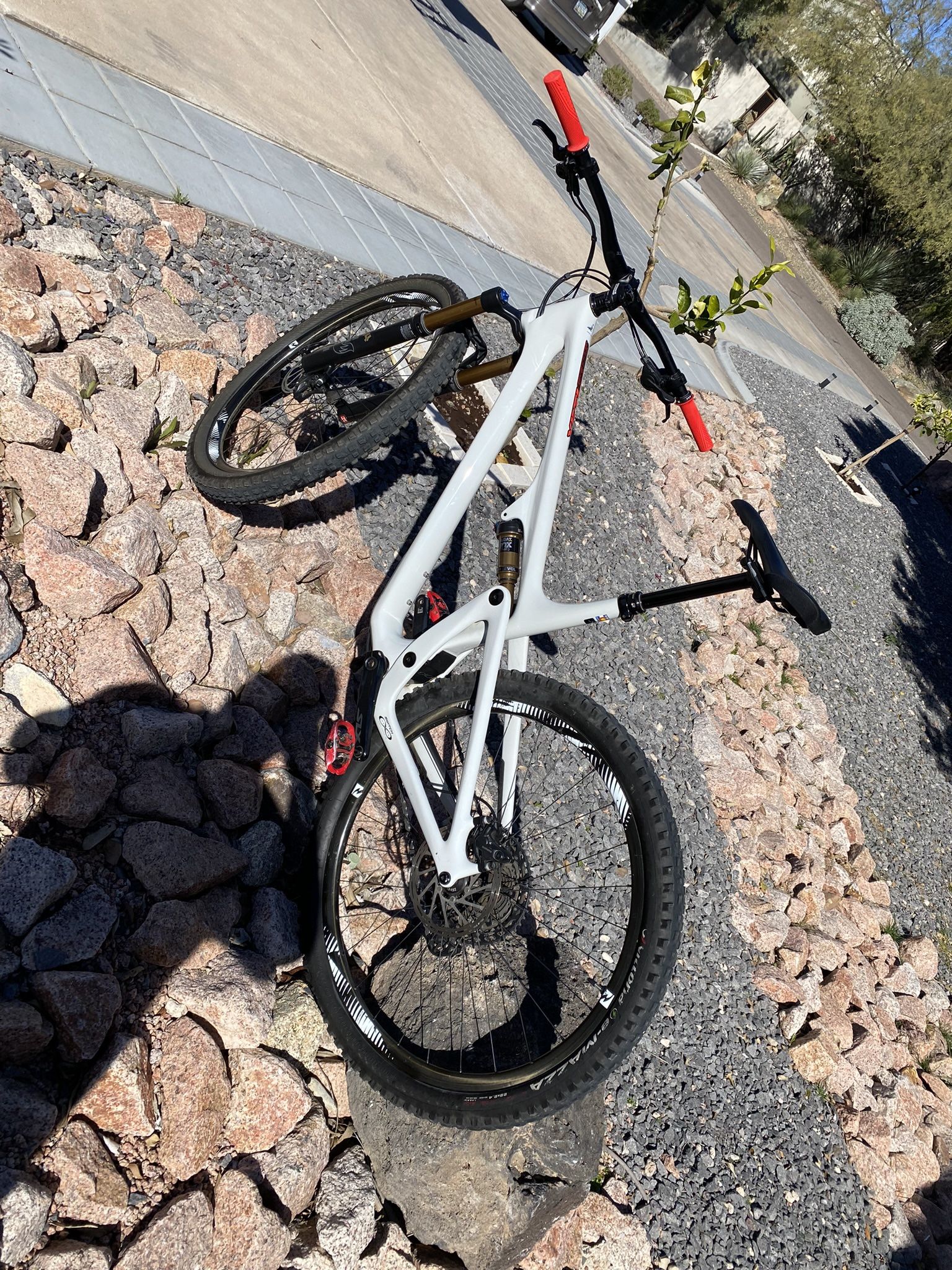 Yeti Mountain Bike, Blanca (white) SB 1500 for Sale in Scottsdale, AZ