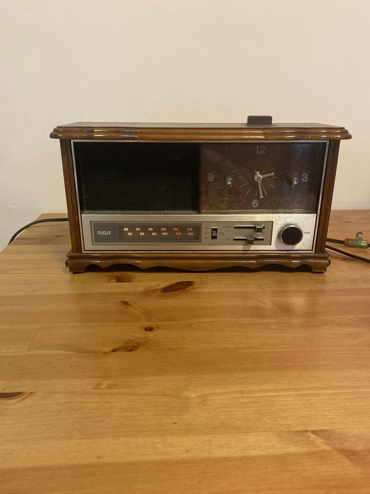 1970’s Vintage RCA wooden Clock Radio