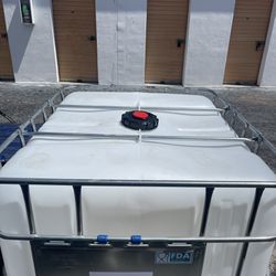 275 Gallon Water Tank With Cage. Food Grade. Cleaned.