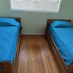 Twin beds w/matress