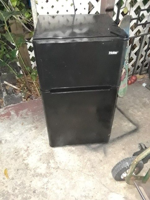 Small Refrigerator 3 Ft High 18 Wide Haier Brand