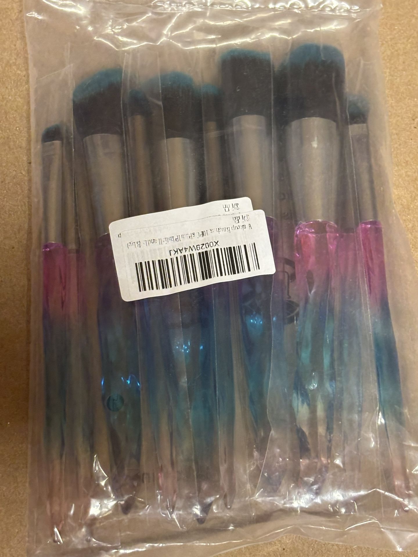 Set of 10 makeup brushes