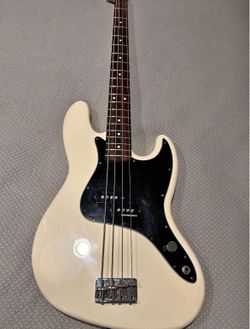 Fender Precision Bass Guitar – Made in Mexico – Used