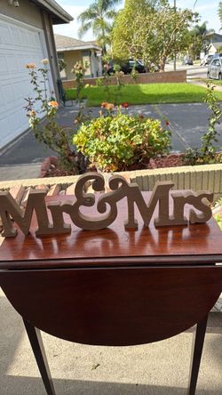 Mr and Mrs sign.