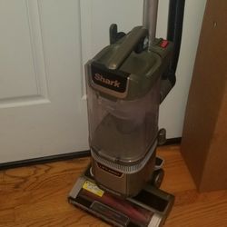 NEW cond  SHARK. VACUUM  DUO CLEAN MODEL   ,  WITH ATTACHMENTS  , AMAZING POWER SUCTION. , WORKS EXCELLENT  , IN THE BOX F