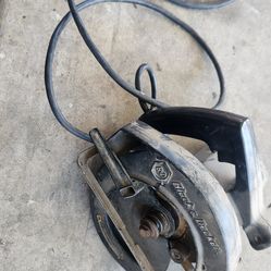 Black And Decker 1 1/2 hp 7in blade circular saw good condition $20
