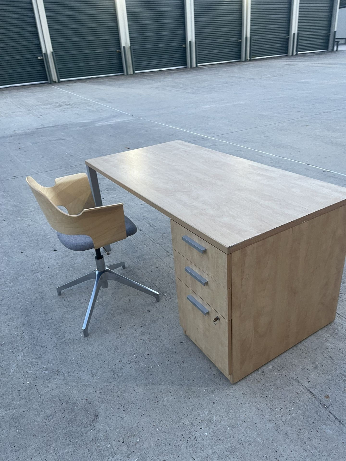 Desk W Key And Chairs