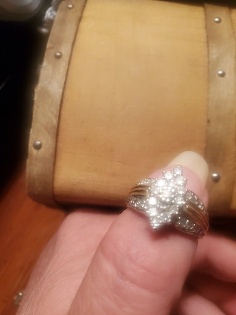 Beautiful 14k Gold Ring 💍 With Diamonds 💎 Size 7 Paid $2000 ,asking Only $900