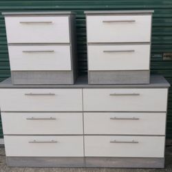 Dresser And Two Nightstands *** Cómoda Y Dos Mesitas 