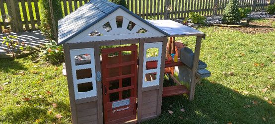 KidKraft Grill & Chill Pizza Party Wooden Outdoor Playhouse