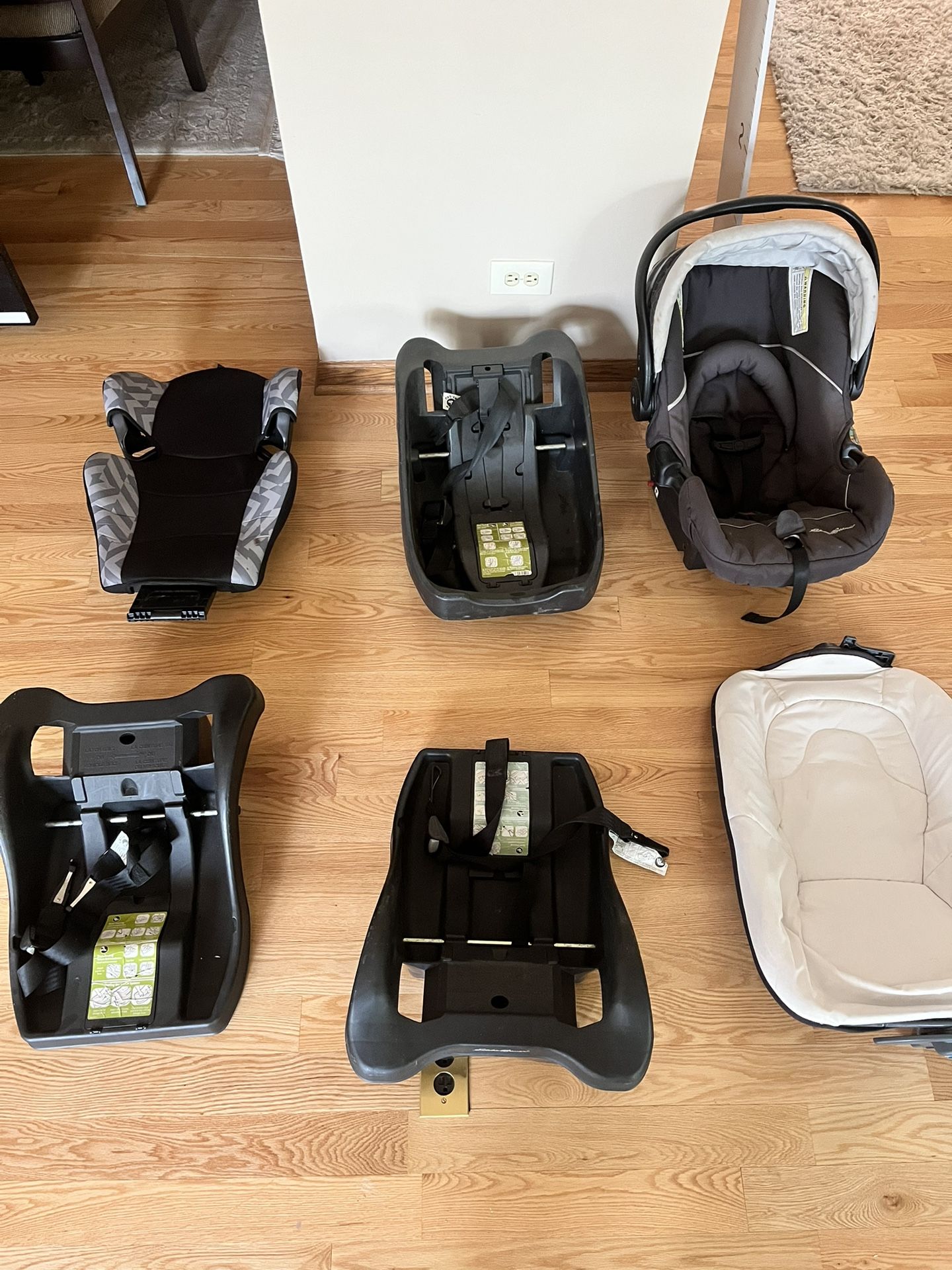 Infant car seat + 3 mounts + a Kids height checker