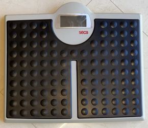 WEIGHT SCALE - SECA MODEL 813 HIGH CAPACITY 440 LBS DIGITAL FLAT SCALE