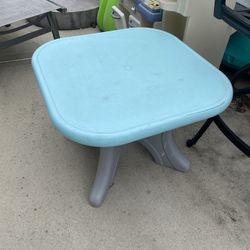 Plastic table 