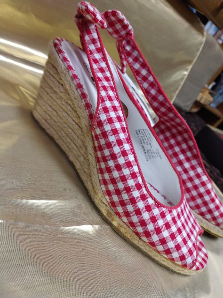 No Boundaries, Women's Red And White With Woven Bottom Shoes